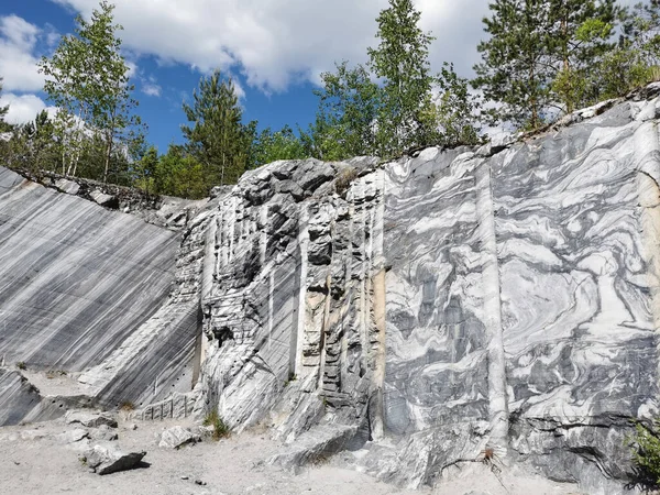Włoski Kamieniołom Gładkimi Odcinkami Marmuru Parku Górskim Ruskeala Słoneczny Letni — Zdjęcie stockowe