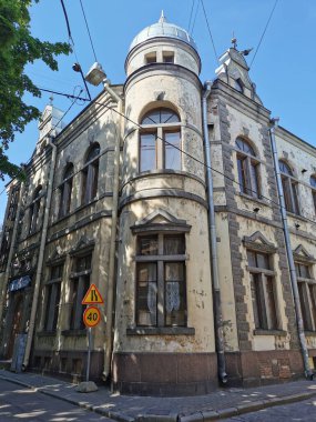 1890 'da Vyborg' da güneşli bir yaz gününde inşa edilen granitle süslenmiş kubbeli bir bina..