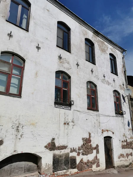 Güneşli Bir Yaz Gününde Vyborg Beyaz Yüzlü Güzel Şekilli Pencereli — Stok fotoğraf
