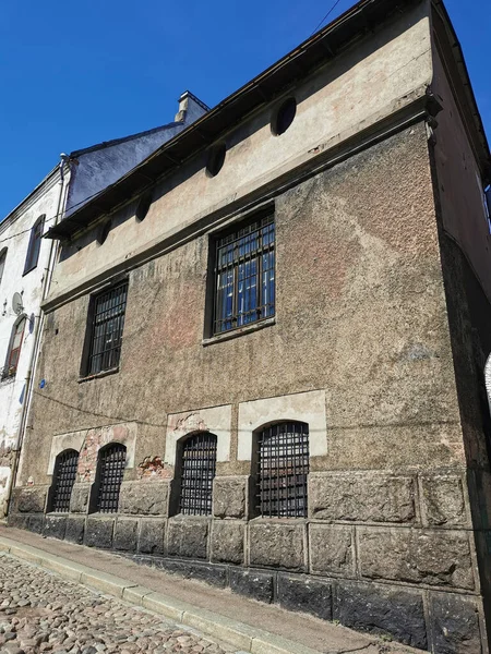 Uma Casa Velha Com Janelas Barradas Dia Ensolarado Verão Vyborg — Fotografia de Stock