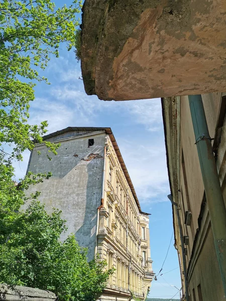 Velho Edifício Residencial Fundo Uma Árvore Céu Azul Com Nuvens — Fotografia de Stock