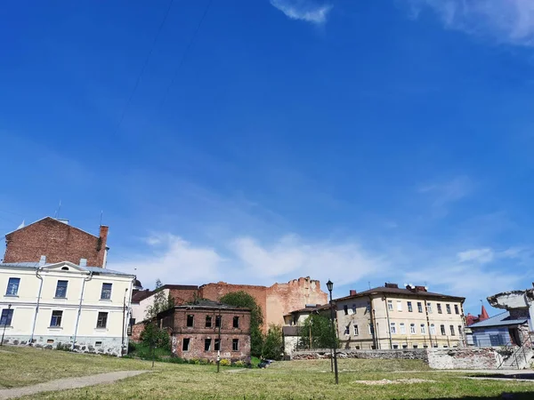 Eski Kısmen Yıkılmış Evler Güneşli Bir Yaz Gününde Vyborg — Stok fotoğraf