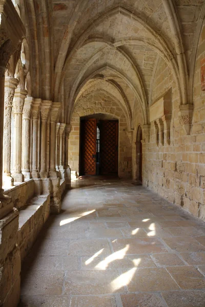 中庭とポブレット修道院 猫の古代のドアのアーチ型のギャラリー スペインのサンタ マリア ポブレ修道院 Reial Monestir Santa Maria Popble — ストック写真