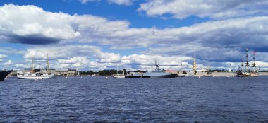 St. Petersburg 'da Donanma Günü için Neva su bölgesinde inşa edilen savaş gemileri, fırkateyn ve yelkenlilerin panoramik manzarası var..