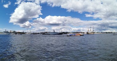 St. Petersburg 'da Donanma Günü için Neva su bölgesinde inşa edilen savaş gemileri, fırkateyn ve yelkenlilerin panoramik manzarası var..