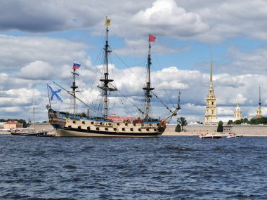 Donanma Günü için Neva su bölgesinde St. Petersburg 'da yelkenli firkateyni Poltava.