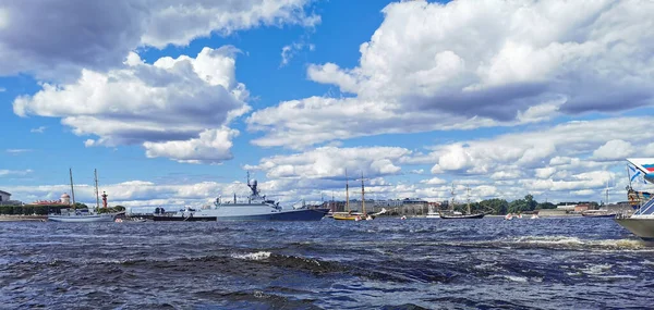 サンクトペテルブルクの海軍の日のためにネヴァ水域に建てられた軍艦 フリゲート 帆船のパノラマビュー — ストック写真