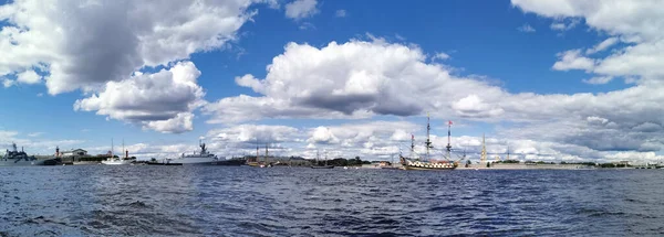 サンクトペテルブルクの海軍の日のためにネヴァ水域に建てられた軍艦 フリゲート 帆船のパノラマビューは 周りの多くの喜びのボートがあります — ストック写真