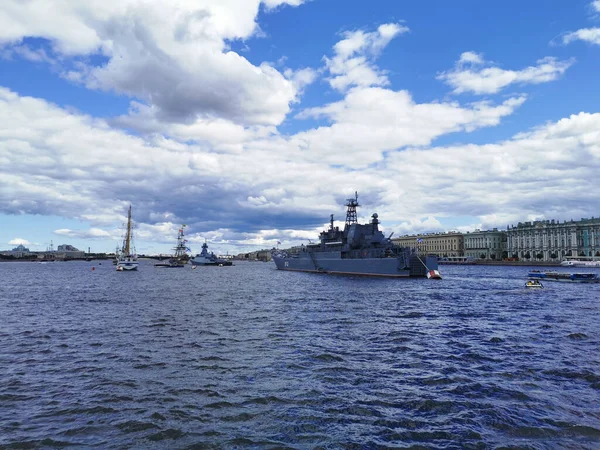 Krigsfartyg Och Segelbåtar Nevaflodens Vatten För Flottans Dag Sankt Petersburg — Stockfoto