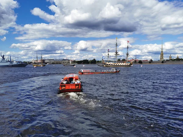 Łodzie Jachty Turystami Pływają Nevy Aby Zobaczyć Okręty Wojenne Żaglówki — Zdjęcie stockowe