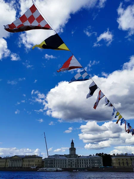 Flaggen Schmücken Die Palastbrücke Zum Tag Der Marine Auf Dem — Stockfoto