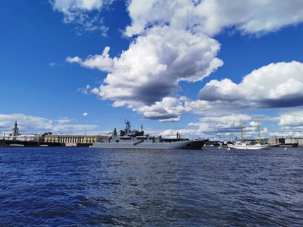 Een Groot Landingsschip Olenegorsky Mijnwerker Het Neva Watergebied Voor Dag — Stockfoto