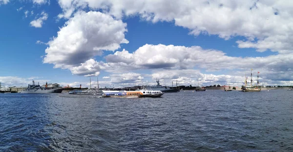 Panoramablick Auf Die Kriegsschiffe Fregatten Und Segelboote Die Newa Wassergebiet — Stockfoto