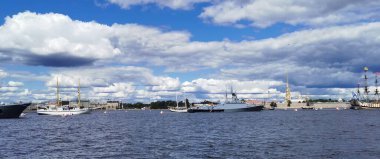 St. Petersburg 'da Donanma Günü için Neva su bölgesinde inşa edilen savaş gemileri, fırkateyn ve yelkenlilerin panoramik manzarası var..