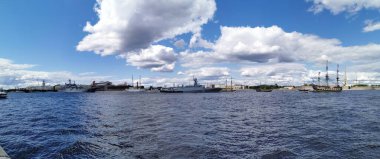 St. Petersburg 'da Donanma Günü için Neva su bölgesinde inşa edilen savaş gemileri, fırkateyn ve yelkenlilerin panoramik manzarası