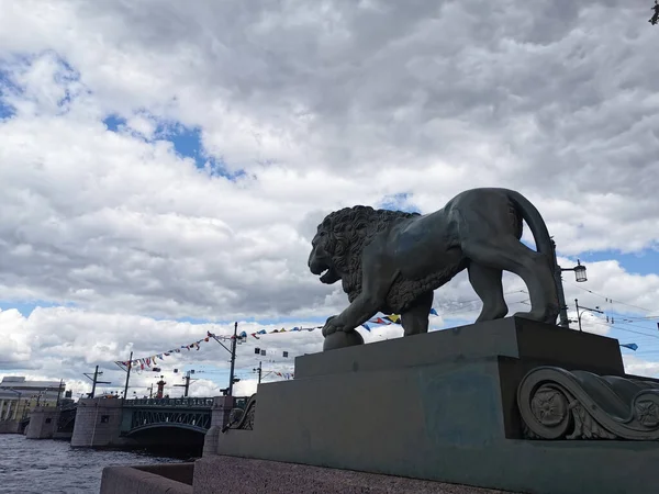 Löwenskulptur Auf Dem Hintergrund Der Palastbrücke Dekoriert Mit Flaggen Zum — Stockfoto