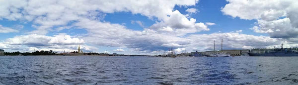 観光スポットを背景に サンクトペテルブルクの海軍の日のためのネヴァ海域での軍艦や帆船のパノラマビュー — ストック写真