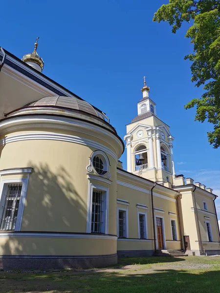 Katedra Przemienienia Pańskiego Mieście Vyborg Przeciwko Błękitnemu Niebu — Zdjęcie stockowe