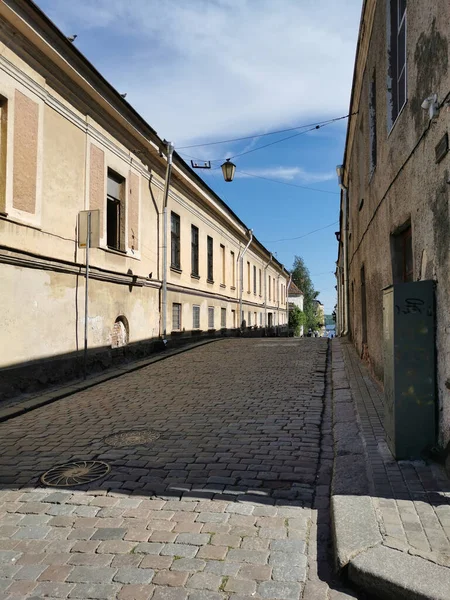 Uma Rua Paralelepípedos Estreita Antiga Cidade Vyborg Dia Ensolarado Verão — Fotografia de Stock