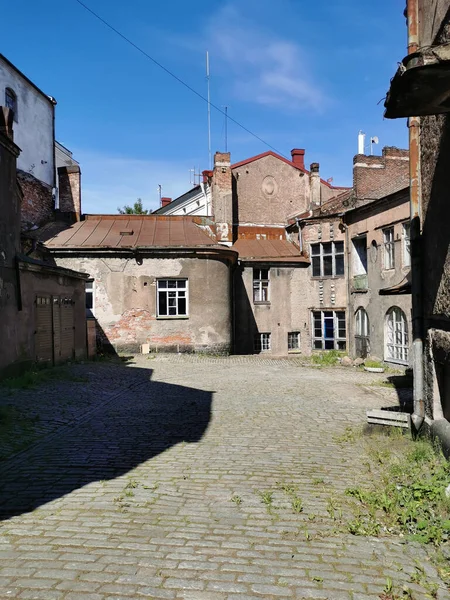 Een Binnenplaats Bedekt Met Straatstenen Met Laagbouw Oude Huizen Een — Stockfoto