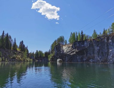 Güneşli bir yaz gününde Ruskeala Dağ Parkı 'ndaki Mermer Kanyon' un kayalık kıyısı.