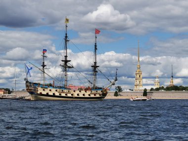 Donanma Günü için Neva su bölgesinde St. Petersburg 'da yelkenli firkateyni Poltava.