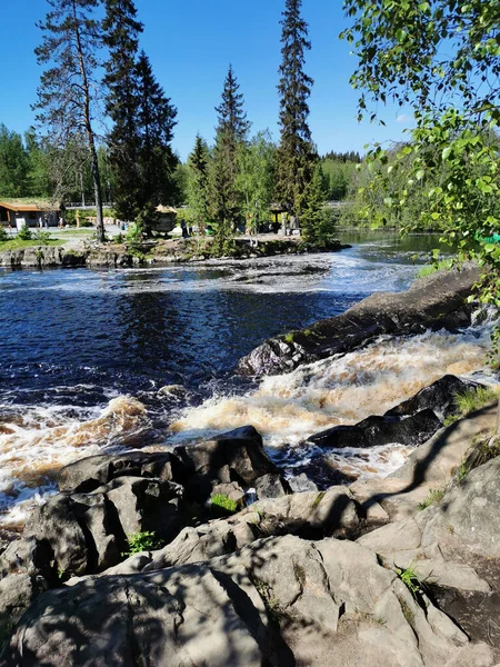 Der Malerische Ahvenkoski Wasserfall Tokhmayoki Fluss Karelien Mit Einer Hängebrücke — Stockfoto