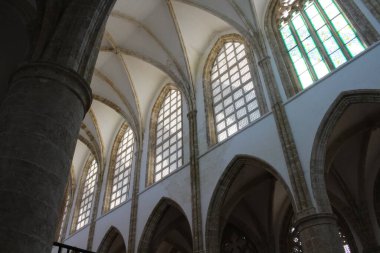 Duvarın içerisinden bakınca, Cami Camii 'nin pencereleri olan Lala Mustafa Paşa Camii (eski St. Nicholas Katedrali) manzarası.) .