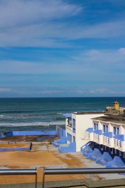 Atlantik Okyanusu manzarası ve Casablanca 'daki boş otel.