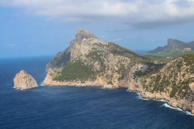Mirador Es Colomer 'in gözlem güvertesinden deniz manzarası. Cape Formentor. Mayorka. İspanya.