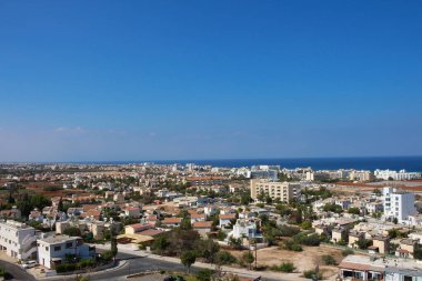 Mavi gökyüzüne karşı gözlem güvertesinden Protaras tatil köyünün manzarası. Kıbrıs.