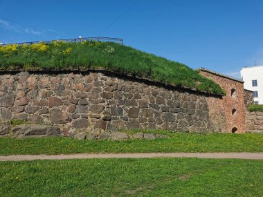 Panzerlaks Kalesi duvarı, 16. yüzyılda, açık bir yaz gününde Vyborg şehrinde inşa edildi..