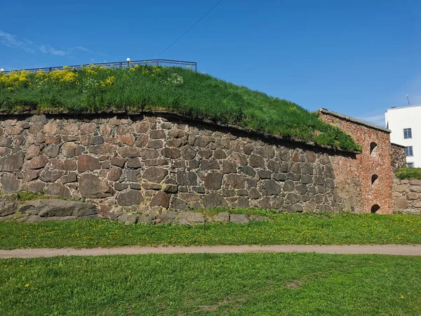 16世紀に建てられたPanzerlaks Bastionの壁 明確な夏の日にヴィボルグの街で — ストック写真