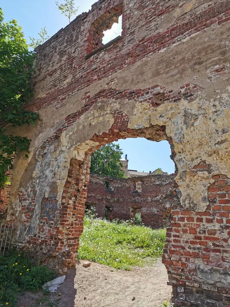 ヴィボルグ市のヴィボルグ大聖堂の破壊された壁は青空に対して — ストック写真