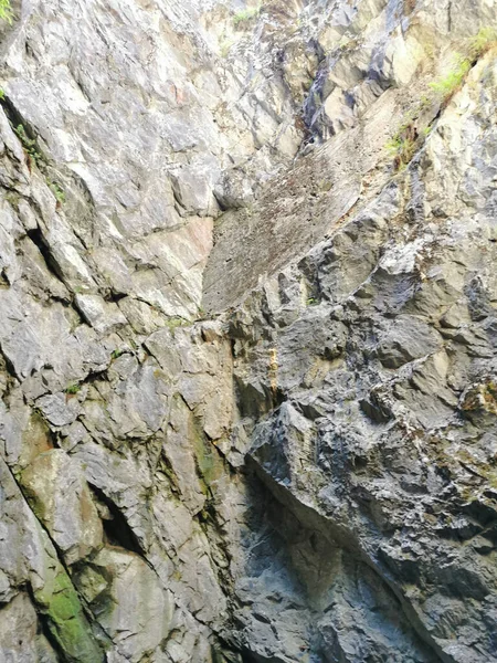 拉斯卡拉山公园的一个竖井的墙 以前是用来开采大理石的 夏天的一天 — 图库照片