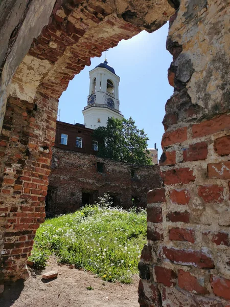 旧時計塔 旧鐘楼 破壊されたヴィボルグ大聖堂のアーチからの眺め青い空に対するヴィボルグ市 — ストック写真