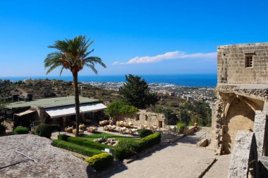 Kemer ve Bellapais Manastırı 'nın üst manzarası Kyrenia, deniz ve açık mavi gökyüzü. Beyaz Manastır, Güzel Dünya Manastırı. Kyrenia. Kıbrıs.