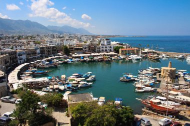 Kyrenia şehrinin panoraması, Kyrenian Limanı manzarası.