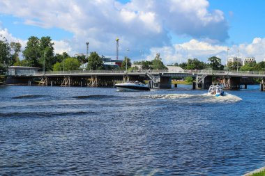  Nehirde iki tekne dalgalar oluşturur. Saint Petersburg, güneşli yaz günü.