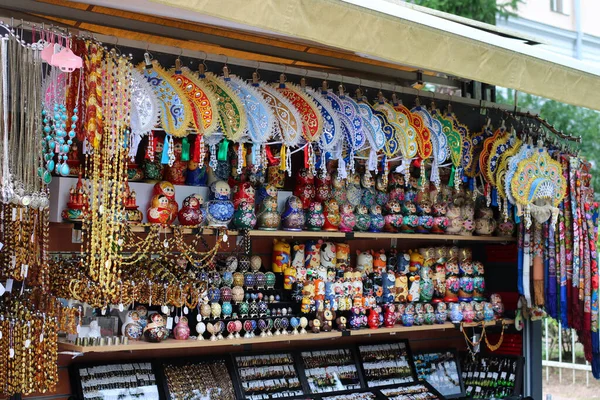Kokoshniks, tabutlar, matryoshka, kehribar süslemeler, şallar, kostüm mücevherleri ve çok daha fazlasının olduğu hediyelik eşya dükkanı. Puşkin kasabası, Catherine 'in Sarayı yakınında..