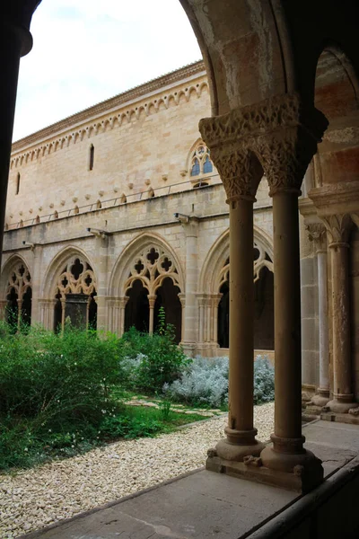 中庭ポブレット修道院 猫のアーチ型のギャラリーの下から スペインのサンタ マリア ポブレ修道院 Reial Monestir Santa Maria Popble — ストック写真