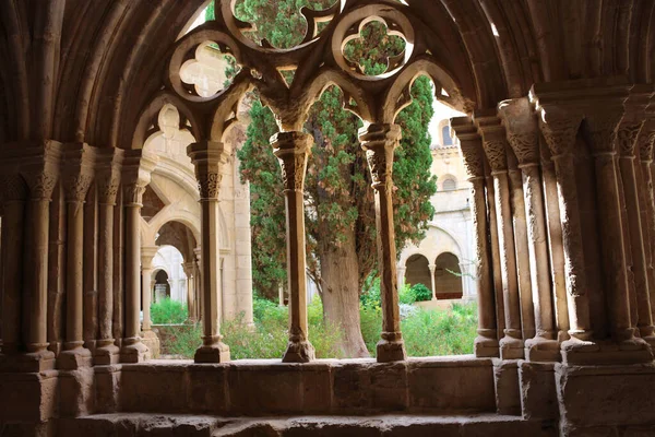 Oyma taş kemerler ve Poblet manastırının (kedi) avlu manzarası. Reial Monestir de Santa Maria de Poblet) .Vimbodi ve Poblet. İspanya.