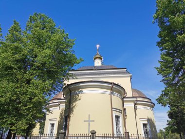 Mavi gökyüzüne karşı Vyborg şehrindeki Dönüşüm Katedrali.