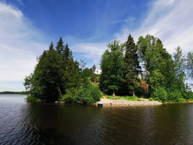Vyborg Körfezi kıyısından Ludwigstein adasına, Vyborg 'daki Monrepos Kaya Doğa Parkı' ndaki Ludwigsburg Şapeli 'ne bakın..