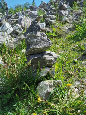 Güneşli bir yaz gününde Ruskeala Dağ Parkı 'nda dilek tutmak için Beyaz Dağ' ın yamacına inşa edilmiş mermer bir piramit...