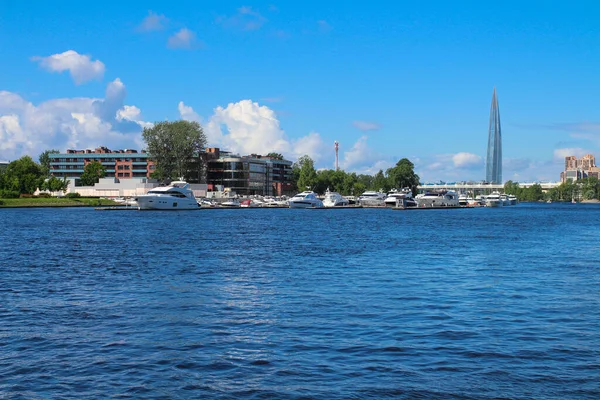 Anchorage Yachts River Background Houses Towers Blue Sky Clouds Petersburg — Stock Photo, Image