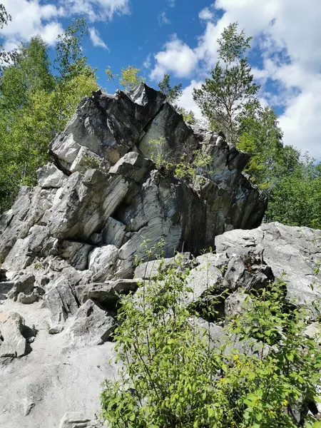 Marmurowy Klif Katarzyny Otoczony Drzewami Parku Górskim Ruskeala Słoneczny Letni — Zdjęcie stockowe