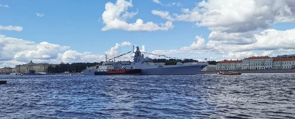 フリゲート 艦隊カサトノフの提督 サンクトペテルブルクの海軍の日のためにネヴァ海域で — ストック写真