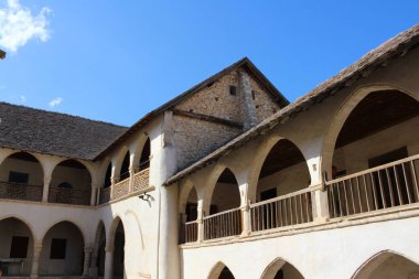 Kıbrıs manastırlarından birindeki hücrelere giriş. Kıbrıs.