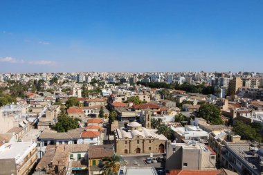 İki devletin son bölünmüş başkenti olan Lefkoşe 'nin manzarası, Shacolas Kulesi gözlem güvertesinden. Lefkoşe. Kıbrıs.